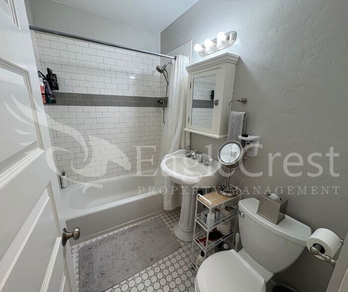 Building Photo - Spacious 3BR/2BA Home with Additional Living Space & Entertainer’s Backyard