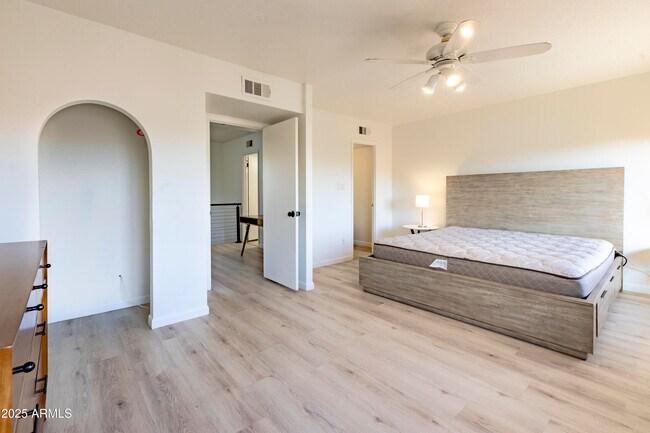 Building Photo - 922 W Mission Ln
