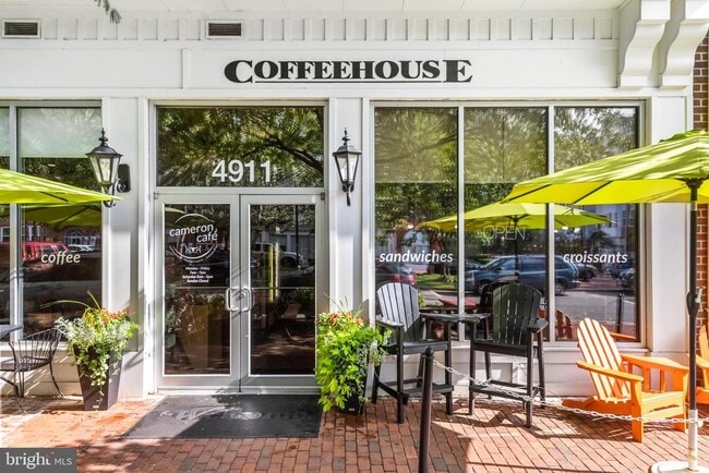 Building Photo - 4951 Brenman Park Dr