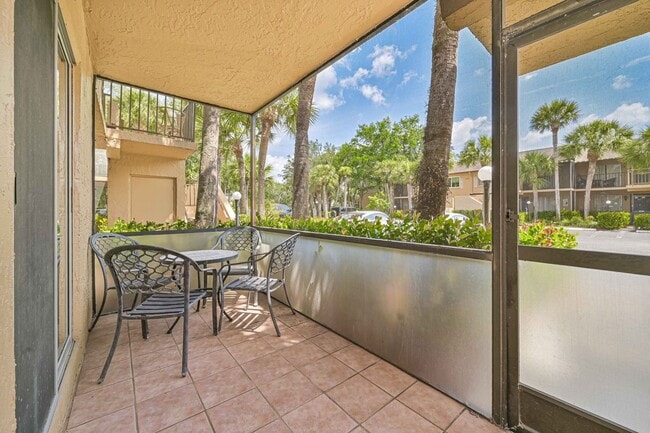 Building Photo - Beautiful Condo in South Naples