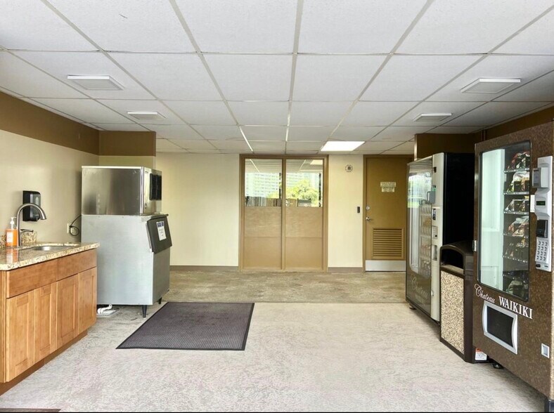 Building Photo - 411 Hobron Ln