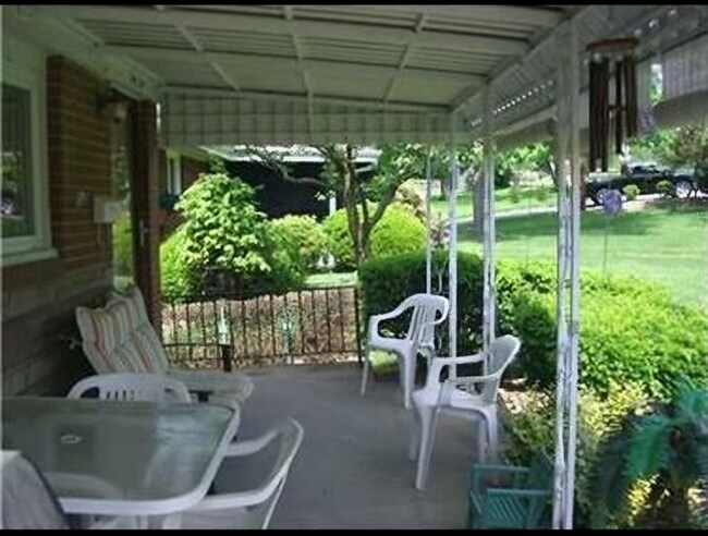 Building Photo - 1606 Greentree Rd