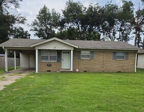 Building Photo - Recently Renovated - 3 Bedroom 2 Bath Home!