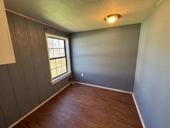 Building Photo - Mcgregor ISD 3 Bedroom