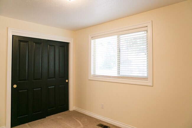 Building Photo - 4 bedroom 3 bath house for rent- Great location in Milwaukie, OR!