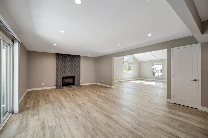 Building Photo - 5346 Tyrone Ave