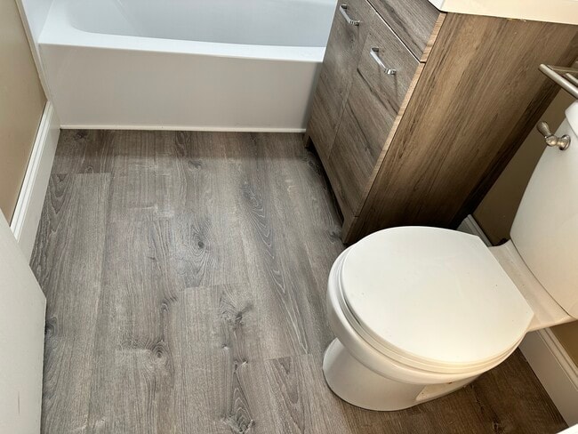 Building Photo - 2 Shrewsbury Green Dr