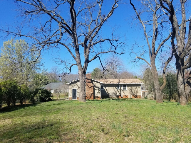 Building Photo - Great updated ranch in convenient location