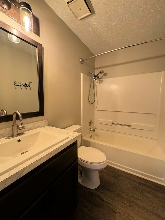 Building Photo - Charming 3 Bed, 2 Bath Home in Gated Commu...