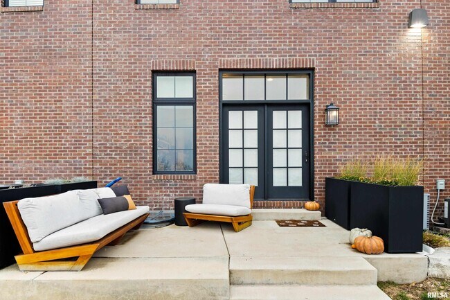 Building Photo - 824 W Moss Ave