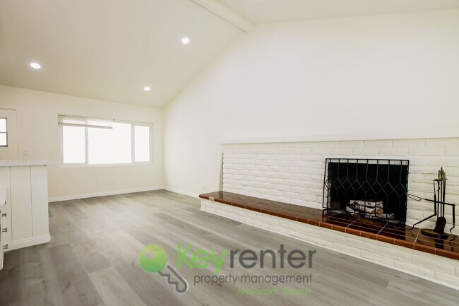 Building Photo - Bright & Beachy One-Bedroom Condo in San C...
