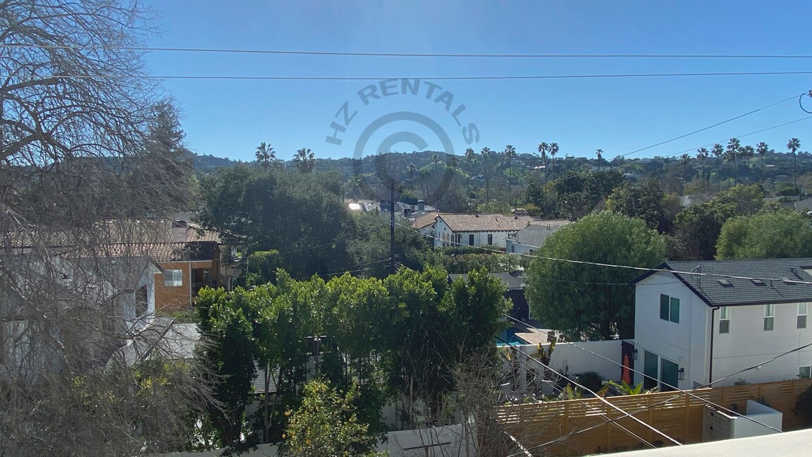 Building Photo - 12140 Moorpark St