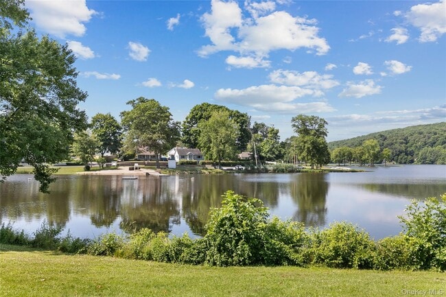 Building Photo - 8 Teatown Ct