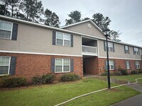 Building Photo - 3 Bed 2 Bath Apartment