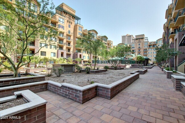 Building Photo - 17 W Vernon Ave