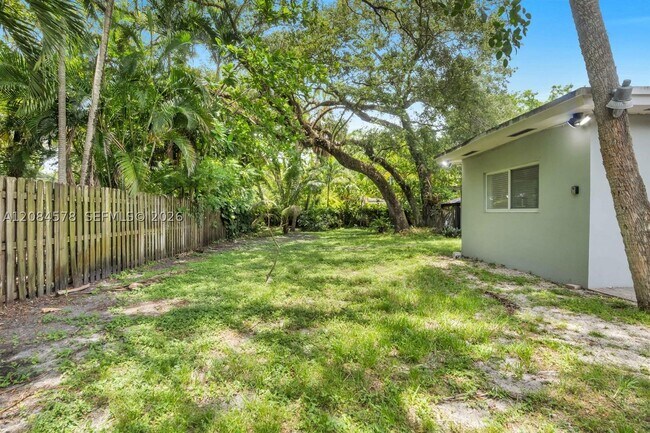 Building Photo - 1548 SW 23rd St