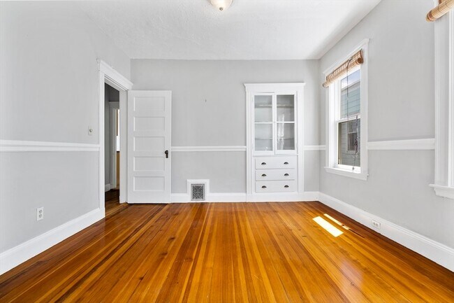 Building Photo - 31 Harold St