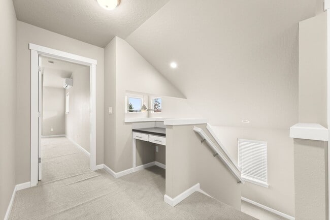 Building Photo - 2122 W Summit Pkwy