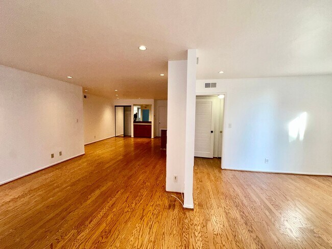 Building Photo - 1134 Alta Loma Rd