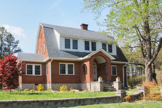 Building Photo - 5 bedroom on 2 acres