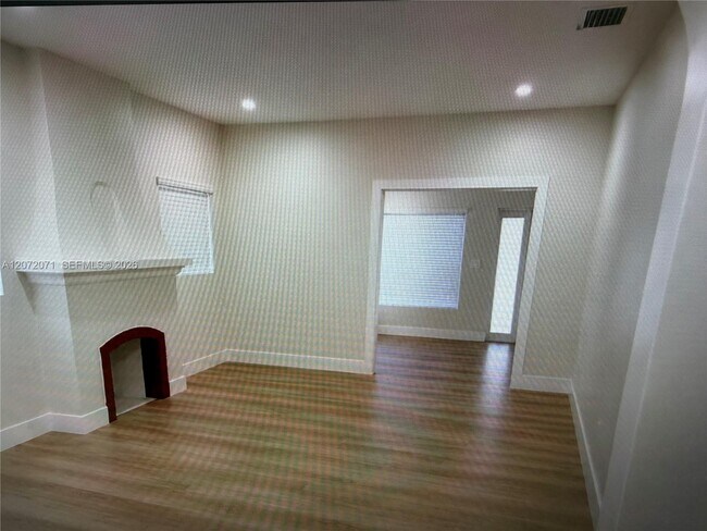 Building Photo - 3648 SW 25th Ter