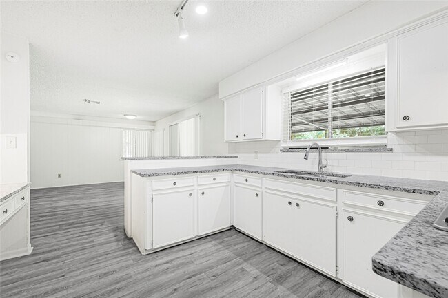 Building Photo - 1231 Country Ln