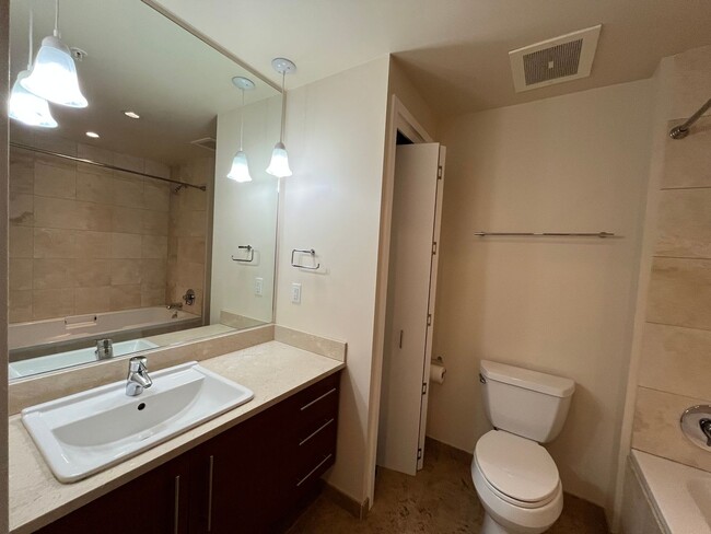 Building Photo - Modern Condo in NW District, Portland! On ...