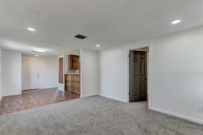 Building Photo - 2121 Meench Dr