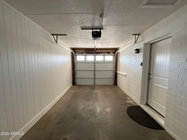 Building Photo - 2320 E Wier Ave