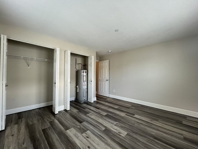 Building Photo - Incredible SE Hazelwood 2 Bedroom + 1 Bathroom Condo w/ included Garage and Washer & Dryer!!