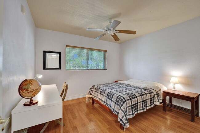Building Photo - 1423 Holly Heights Dr