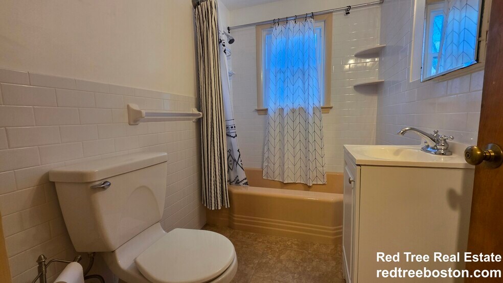 Building Photo - 18 Cresthill Rd