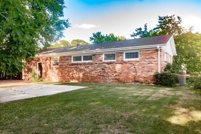 Building Photo - 609 Marguerite Dr NW