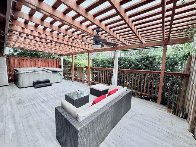 Building Photo - 2751 Parkview Dr S