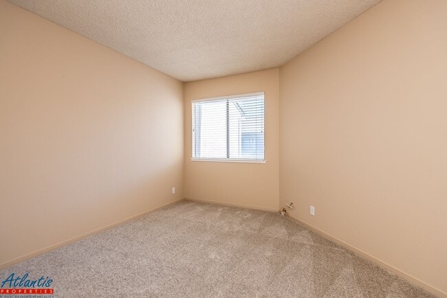 Building Photo - Sunburst Community | Condo | Garage | Balcony