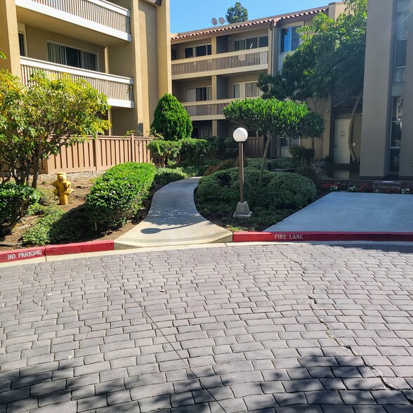 Entrance with no steps to unit - 1801 Diamond Street