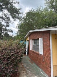 Building Photo - 663 Queen Julianna Ln