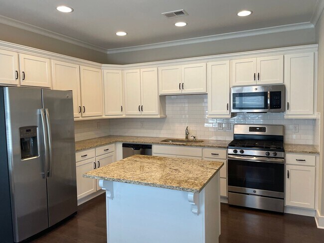 Building Photo - One level home with 2 Car Garage!