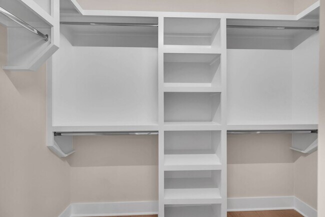 Building Photo - Beautiful 2BR/2BA top-floor end unit!