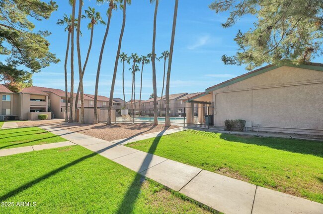 Building Photo - 623 W Guadalupe Rd