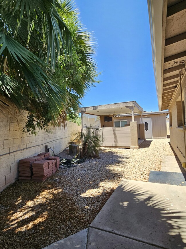 Building Photo - 3034 S Albert Ave
