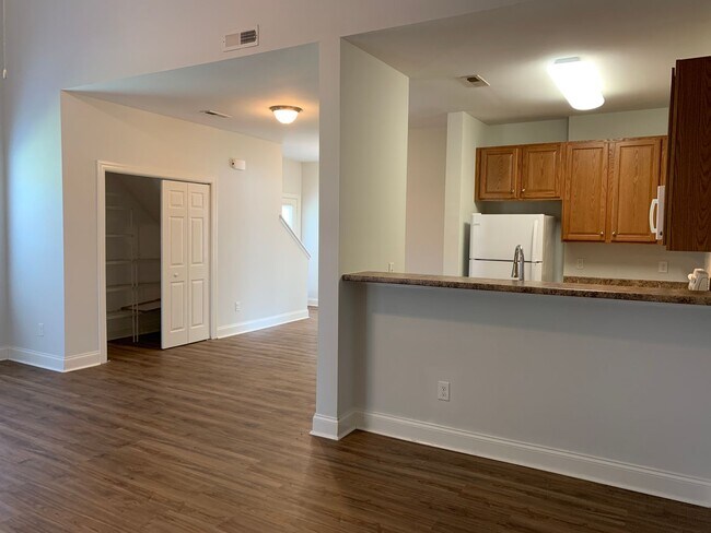 Building Photo - 3 Bedroom 2 Bath Townhome in Pleasant Grov...