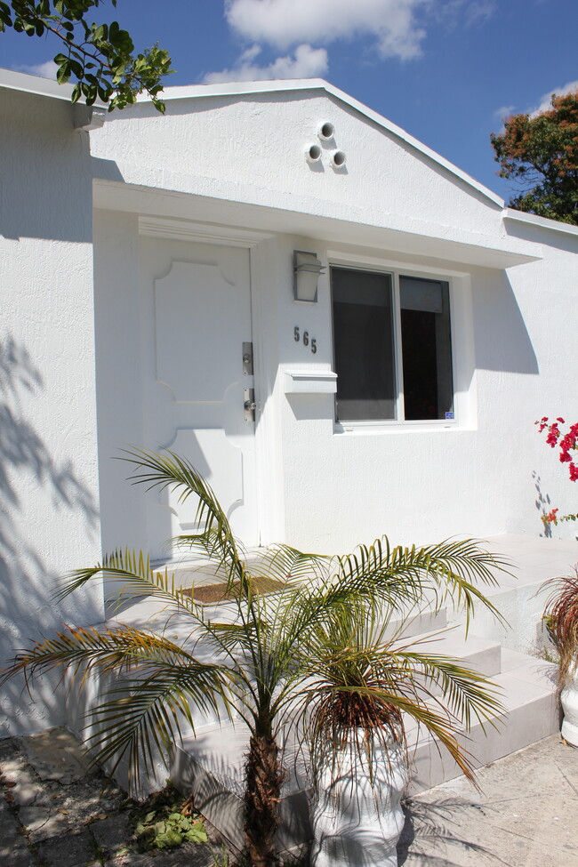 Building Photo - 565 NW 49th St