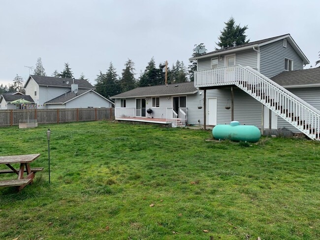 Building Photo - Lovely Home with Massive fenced yard and S...