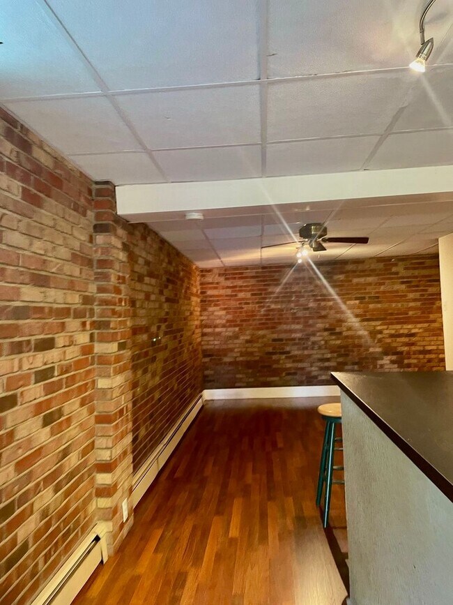 Building Photo - 547 W Main St