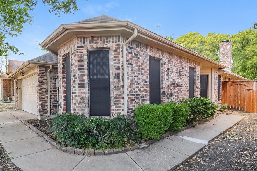 Building Photo - 111 Streamside Dr