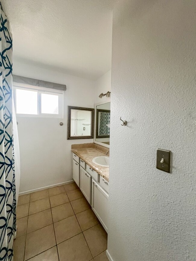 Building Photo - Homey 2 Bedroom 2 Bathroom Near Base