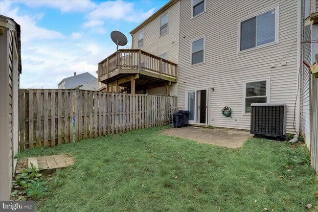 Building Photo - Modernized 3-Level Townhome in Indian Head...