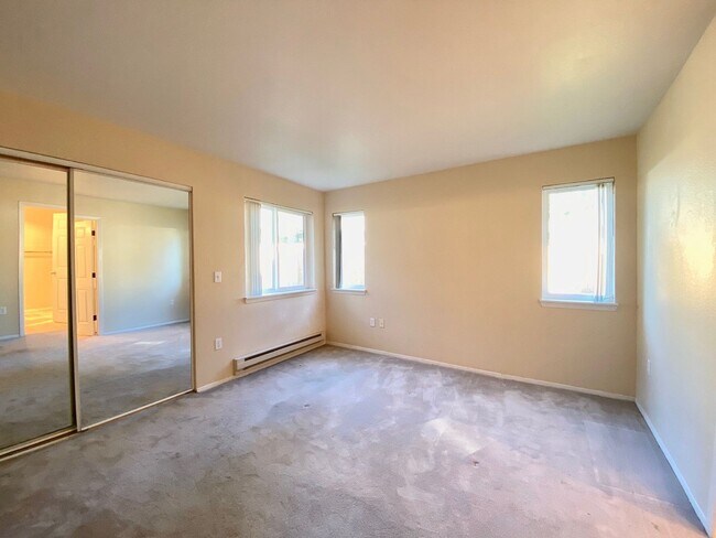 Building Photo - Charming Lake Oswego Unit in Oswego Bay Co...