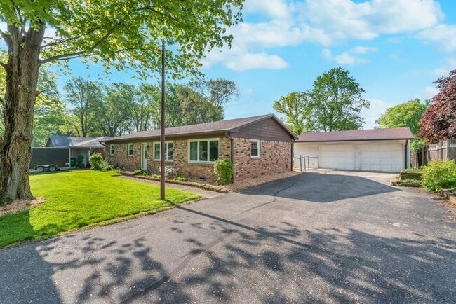 Building Photo - Beautifully updated home located in the he...